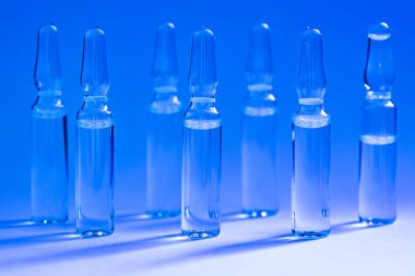 İğne için cam tıbbi ampuller. Aşı, ilaç, kolajen, vitamin ve temiz sıvı içeren ampuller.