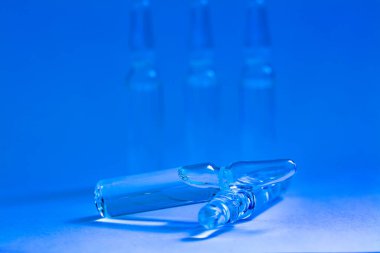 İğne için cam tıbbi ampuller. Aşı, ilaç, kolajen, vitamin ve temiz sıvı içeren ampuller.