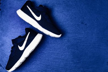 Oregon, ABD - 4 Mayıs 2021: Yürümeye başlayan çocuklar için Siyah Nike Tanjun (Tdv)