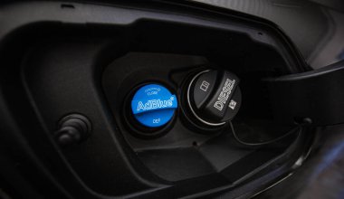 Lviv, Ukrayna - 21 Ekim 2020: Diesel egzoz sıvısı AdBlue için dolgu boynu yakın çekim