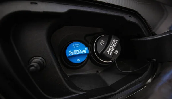 Lviv, Ukrayna - 21 Ekim 2020: Diesel egzoz sıvısı AdBlue için dolgu boynu yakın çekim