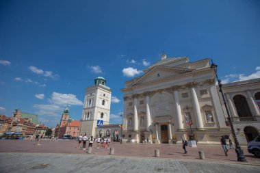 Varşova, Polonya - 3 Ağustos 2022: Varşova, Polonya 'daki St. Anne Kilisesi