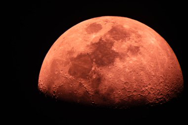 Tasarım amacıyla teleskoptan Kızıl Ay 'a yakın çekim