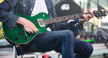 Konserde gitar çalan adama yakın çekim