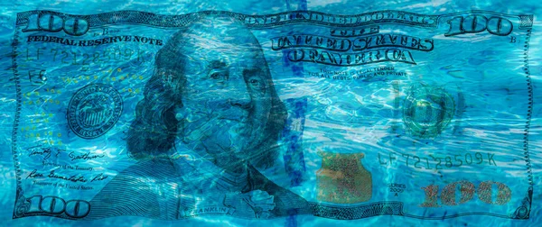 为设计目的在水下100美元钞票 — 图库照片