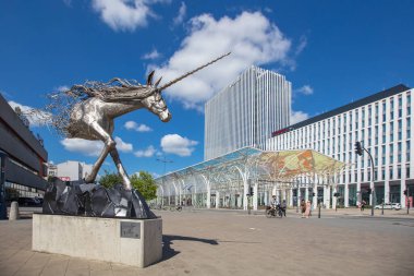 Lodz, Polonya - 7 Ağustos 2022: Piotrkowska Caddesi, Polonya