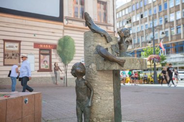 Lodz, Polonya - 7 Ağustos 2022: Çocuk ve balık çeşmesi. Polonya