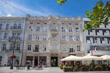 Lodz, Polonya - 7 Ağustos 2022: Piotrkowska Caddesi. Polonya