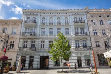 Lodz, Polonya - 7 Ağustos 2022: Piotrkowska Caddesi. Polonya