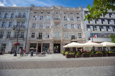 Lodz, Polonya - 7 Ağustos 2022: Piotrkowska Caddesi. Polonya