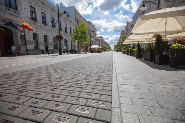 Lodz, Polonya - 7 Ağustos 2022: Piotrkowska Caddesi. Polonya