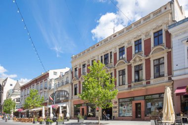 Lodz, Polonya - 7 Ağustos 2022: Piotrkowska Caddesi. Polonya