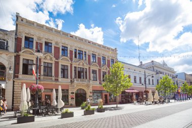 Lodz, Polonya - 7 Ağustos 2022: Piotrkowska Caddesi. Polonya