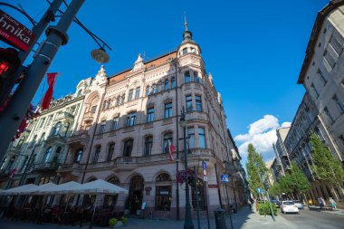 Lodz, Polonya - 7 Ağustos 2022: Piotrkowska Caddesi. Polonya