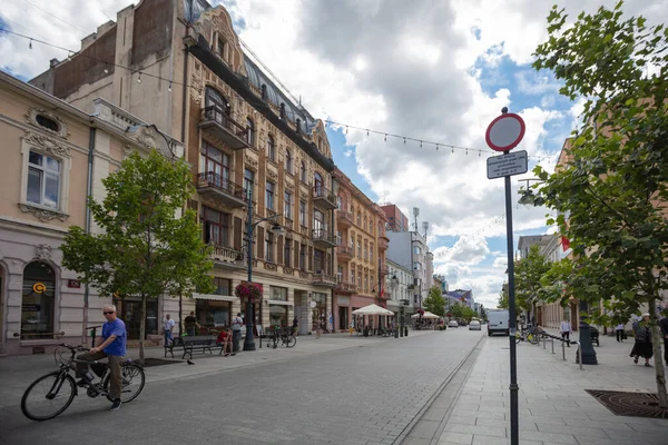 Lodz, Polonya - 7 Ağustos 2022: Polonya Piotrkowska Caddesi
