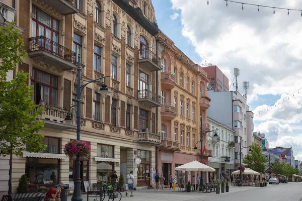 Lodz, Polonya - 7 Ağustos 2022: Polonya Piotrkowska Caddesi
