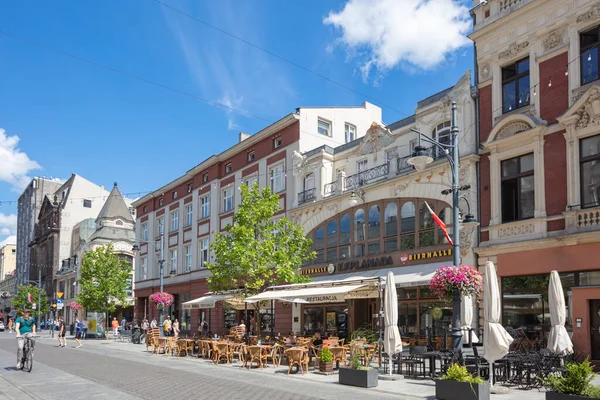 Lodz, Polonya - 7 Ağustos 2022: Piotrkowska Caddesi. Polonya
