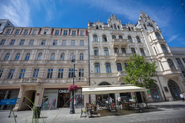 Lodz, Polonya - 7 Ağustos 2022: Piotrkowska Caddesi. Polonya