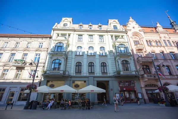 Lodz, Polonya - 7 Ağustos 2022: Piotrkowska Caddesi. Polonya
