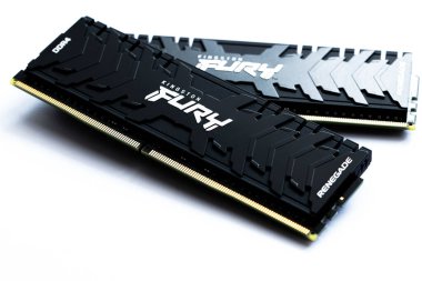 Lviv, Ukrayna - 9 Eylül 2022: DDR4 32GB (2x16GB) 3600 MHz Fury Renegade Black Kingston Fury (ex.HyperX)