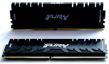 Lviv, Ukrayna - 9 Eylül 2022: DDR4 32GB (2x16GB) 3600 MHz Fury Renegade Black Kingston Fury (ex.HyperX)