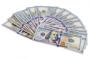 Tasarım amacı için şeffaf arkaplan üzerine 100 dolarlık banknotlar