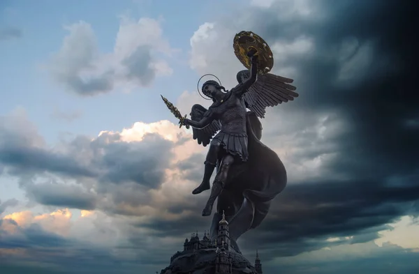 Kiev Ucrania Junio 2022 Fuente Con Una Escultura Del Arcángel —  Fotos de Stock