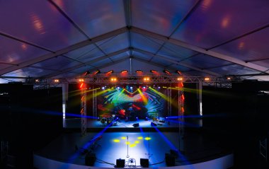 Konser salonunda sahne ışıkları, duvar kağıtları.