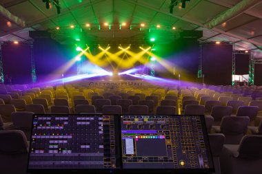 Konser salonunda aydınlatma teknisyeni ekipmanı