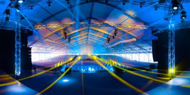 Konser salonunda sahne ışıkları, duvar kağıtları.