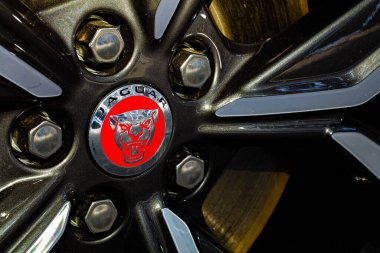 Lviv, Ukrayna - 30 Haziran 2019: Jaguar I-Pace tekerleğinin kapanışı