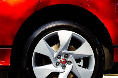 Lviv, Ukrayna - 30 Haziran 2019: Jaguar I-Pace tekerleğinin kapanışı