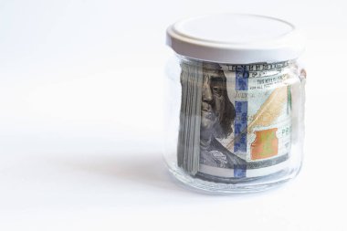 100 dolarlık banknotlar kavanozda beyaz arka planda tasarım amaçlı.