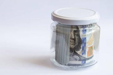 100 dolarlık banknotlar kavanozda beyaz arka planda tasarım amaçlı.