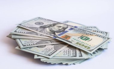 Tasarım amaçlı beyaz arkaplan üzerine 100 dolarlık banknotlar yığın