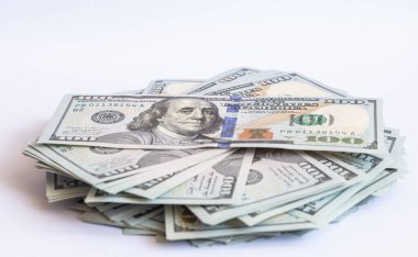 Tasarım amaçlı beyaz arkaplan üzerine 100 dolarlık banknotlar yığın