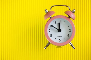 Tasarım amacı için izole edilmiş pembe kuvars alarm saati