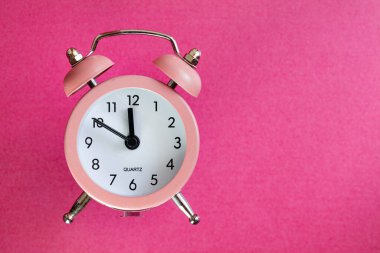 Tasarım amacı için izole edilmiş pembe kuvars alarm saati