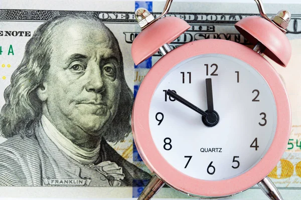 Reloj Despertador Cuarzo Rosa Aislado Sobre Fondo 100 Dólares Para —  Fotos de Stock