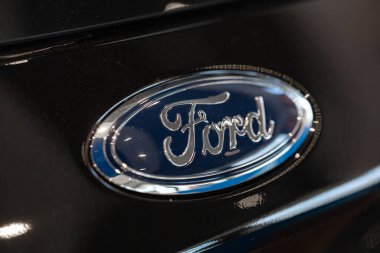 Lviv, Ukrayna - 17 Ekim 2022: Siyah arabanın Ford logosunun yakınlaştırılması