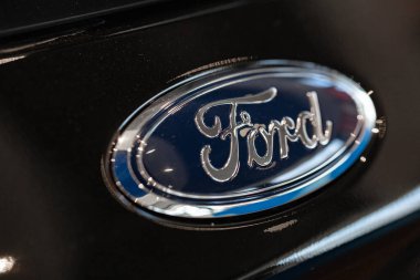 Lviv, Ukrayna - 17 Ekim 2022: Siyah arabanın Ford logosunun yakınlaştırılması