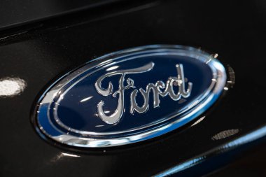 Lviv, Ukrayna - 17 Ekim 2022: Siyah arabanın Ford logosunun yakınlaştırılması