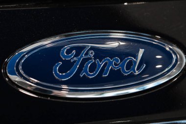 Lviv, Ukrayna - 17 Ekim 2022: Siyah arabanın Ford logosunun yakınlaştırılması