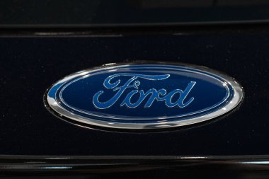 Lviv, Ukrayna - 17 Ekim 2022: Siyah arabanın Ford logosunun yakınlaştırılması