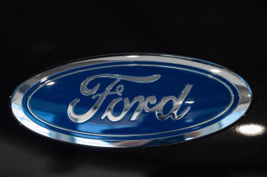 Lviv, Ukrayna - 17 Ekim 2022: Siyah arabanın Ford logosunun yakınlaştırılması