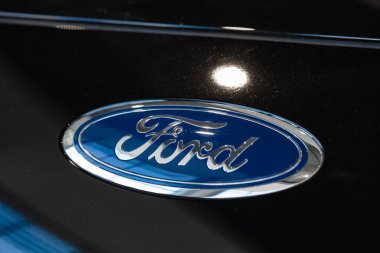 Lviv, Ukrayna - 17 Ekim 2022: Siyah arabanın Ford logosunun yakınlaştırılması
