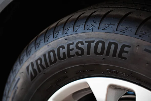 Detailní Záběr Nové Pneumatiky Bridgestone Turanza — Stock fotografie