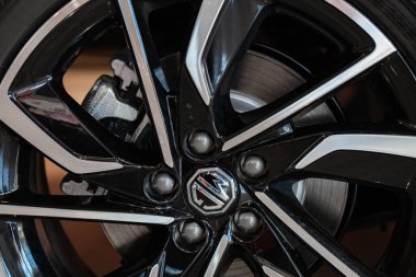 Lviv, Ukrayna - 17 Ekim 2022: Otomobil tekerindeki MG araba logosu