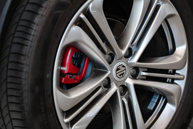 Lviv, Ukrayna - 17 Ekim 2022: Otomobil tekerindeki MG araba logosu