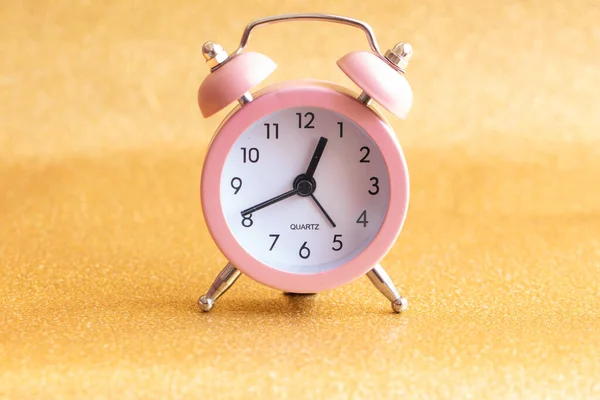 Relógio Alarme Quartzo Rosa Isolado — Fotografia de Stock